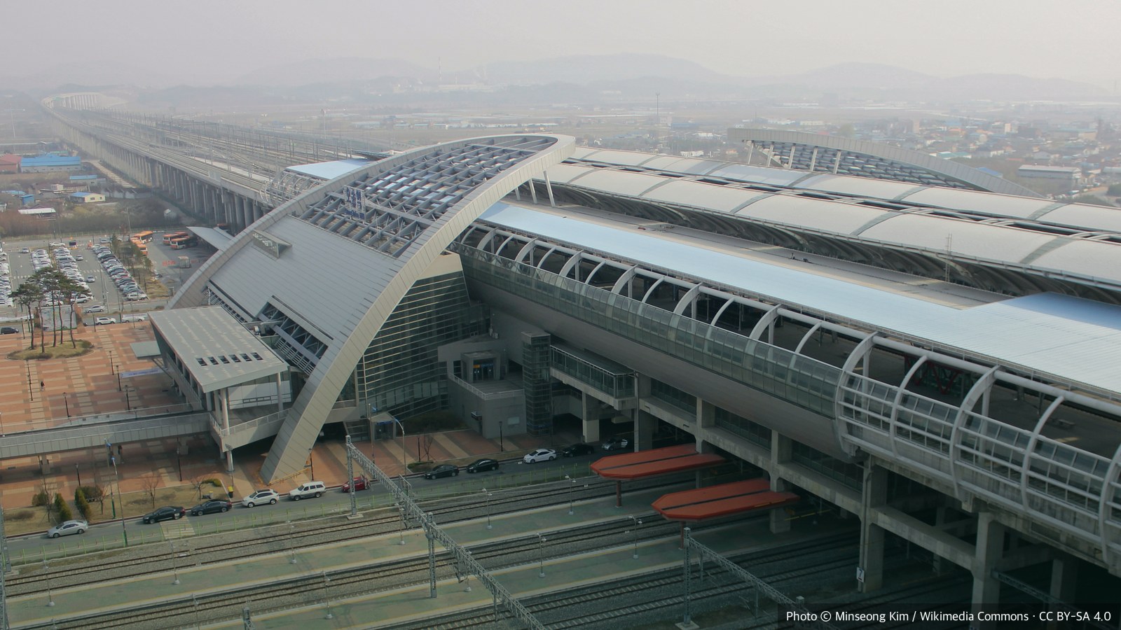 오송역 헬로우시티 KTX 오송역 승강장과 고속철도 선로를 내려다본 전경